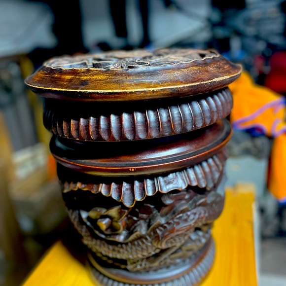 Hand carved Chinese dark red wood rice storage container. - Picture 7 of 11